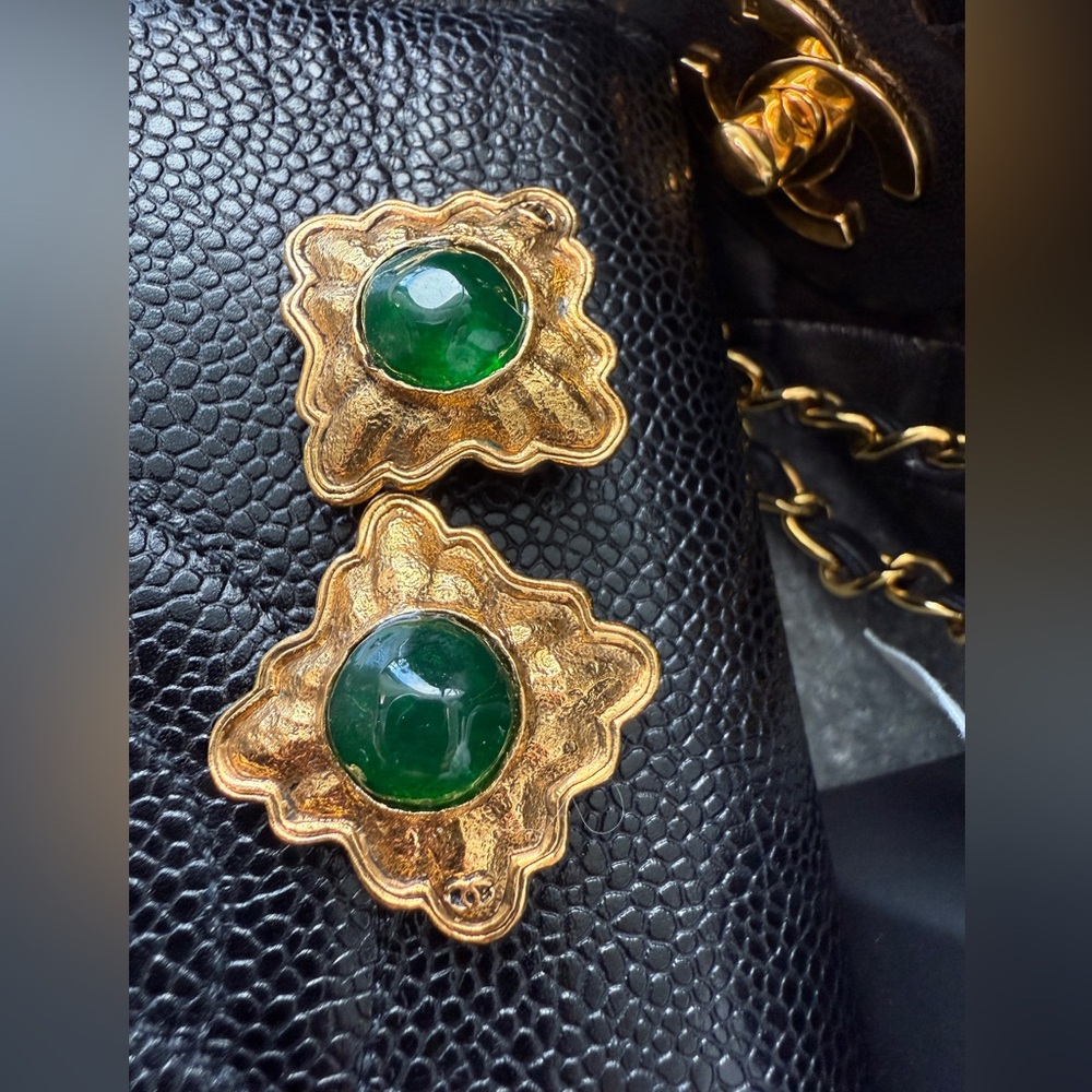 LOT 1669 24K gold plated CHANEL vintage green gripoix clip on earrings - Picture 4 of 7